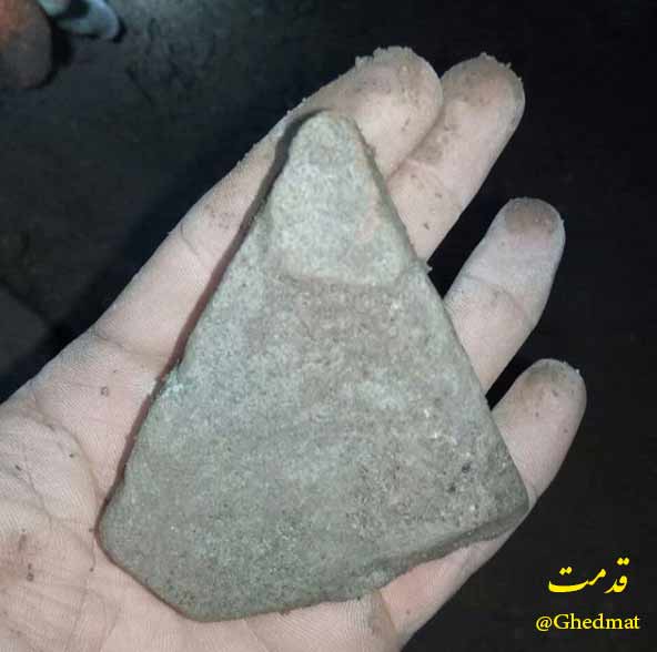 در آمدن سنگ مثلث در حین حفاری